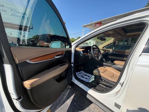 Used 2017 Cadillac XT5 Platinum w/ Driver Assist Package AWD/4WD image 9