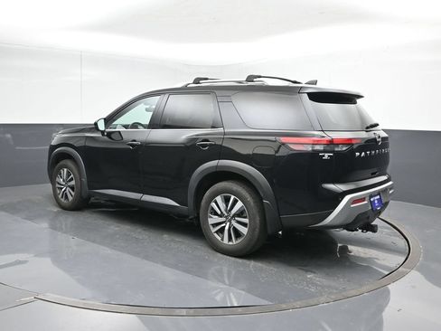 Used 2024 Nissan Pathfinder SL FWD image 3