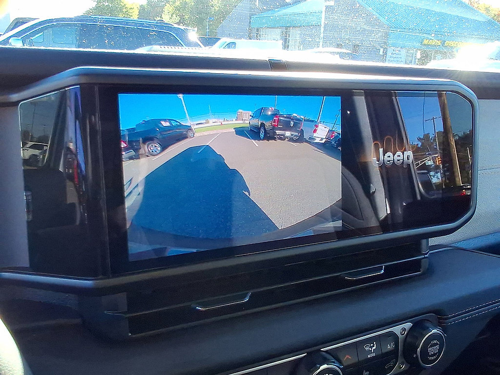 Used 2026 Jeep Wrangler Unlimited Sahara AWD/4WD image 21