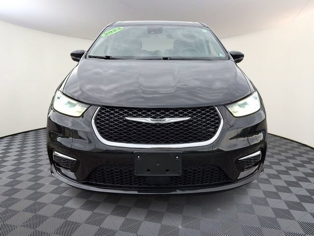 Used 2023 Chrysler Pacifica Touring-L FWD image 2