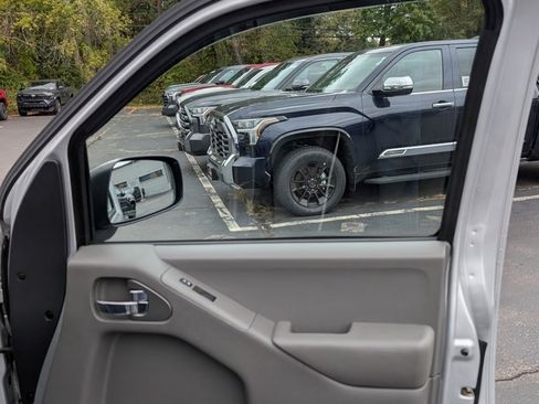 Used 2020 Nissan Frontier SV w/ SV Utility Package image 19