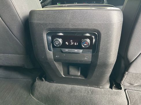 Used 2025 Chevrolet Suburban LS image 31