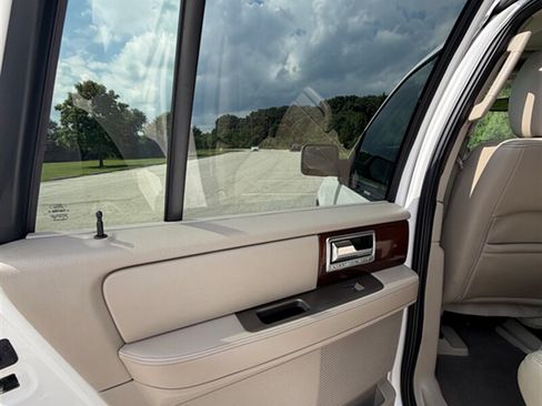 Used 2014 Lincoln Navigator 4WD image 26