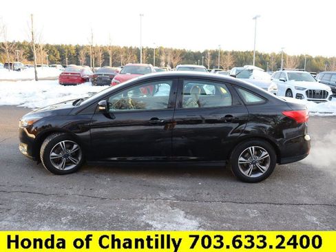 Used 2018 Ford Focus SE w/ SE Appearance Package image 4