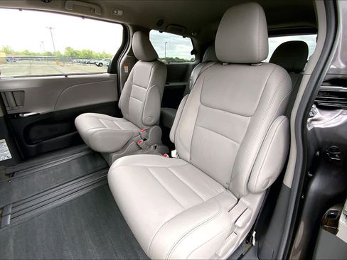 Used 2017 Toyota Sienna XLE FWD image 20