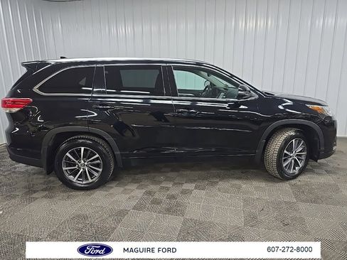Used 2018 Toyota Highlander XLE image 2