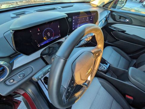 Used 2025 Chevrolet Trax LT w/ LT Convenience Package image 14