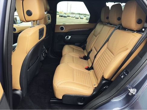 Used 2024 Land Rover Discovery Metropolitan Edition AWD/4WD image 7