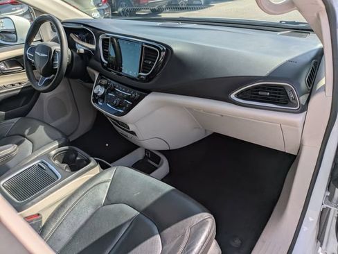 Used 2022 Chrysler Pacifica Touring-L w/ Uconnect Theater Family Group FWD image 32