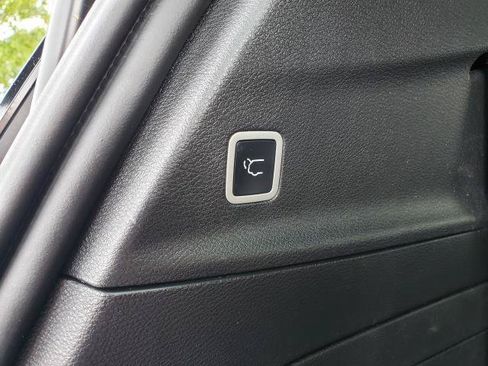 Used 2022 Chrysler Pacifica Touring-L w/ Uconnect Theater Family Group FWD image 30