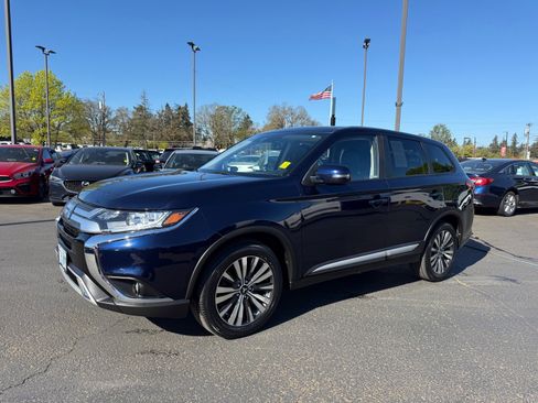Used 2020 Mitsubishi Outlander SE image 1