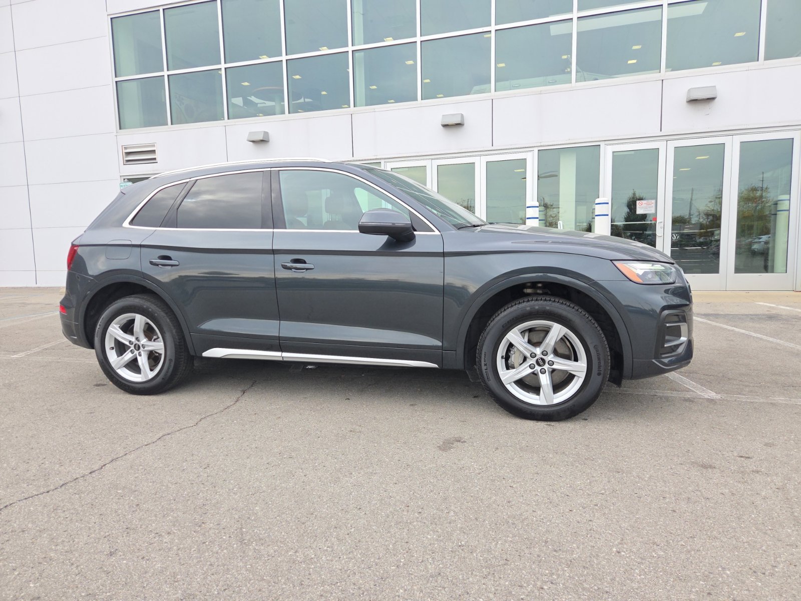 Used 2023 Audi Q5 2.0T Premium w/ Convenience Package AWD/4WD image 2
