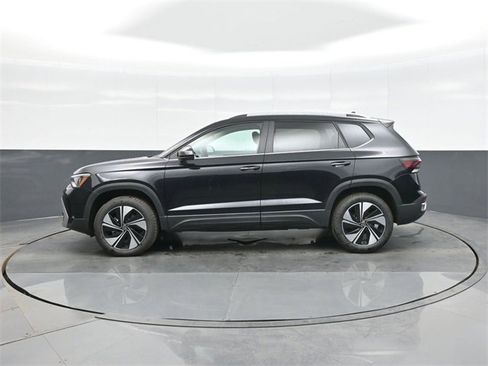 New 2026 Volkswagen Taos SE image 4