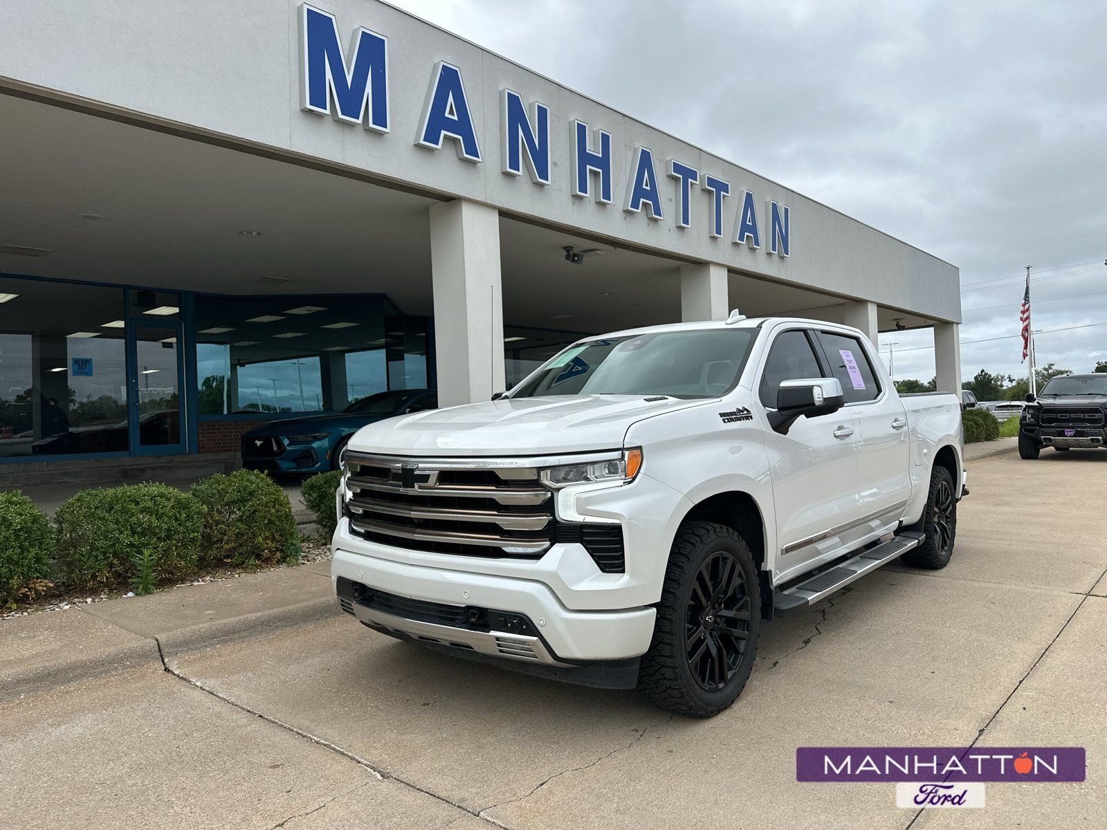 Used 2022 Chevrolet Silverado 1500 High Country w/ High Country Premium Package AWD/4WD image 1