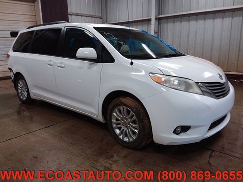 Used 2012 Toyota Sienna XLE w/ Entertainment Pkg image 3