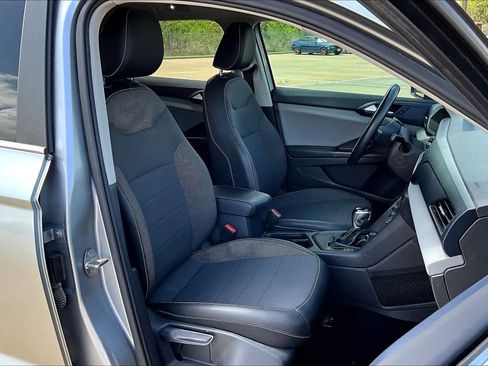 Used 2022 Volkswagen Taos SE image 9