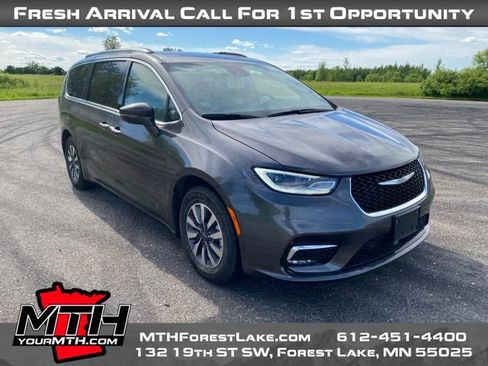 Used 2021 Chrysler Pacifica Touring-L FWD image 2