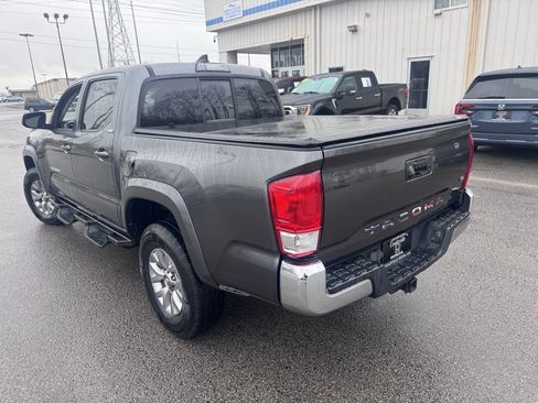 Used 2017 Toyota Tacoma SR5 image 6