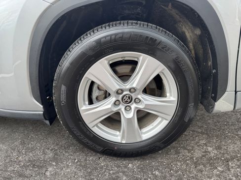 Used 2025 Toyota Highlander LE image 13