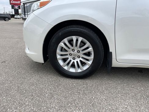 Used 2016 Toyota Sienna XLE FWD image 32