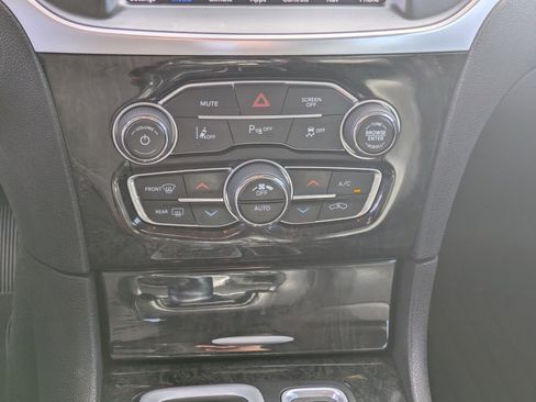 Used 2018 Chrysler 300 Limited w/ Safetytec Plus Group image 23