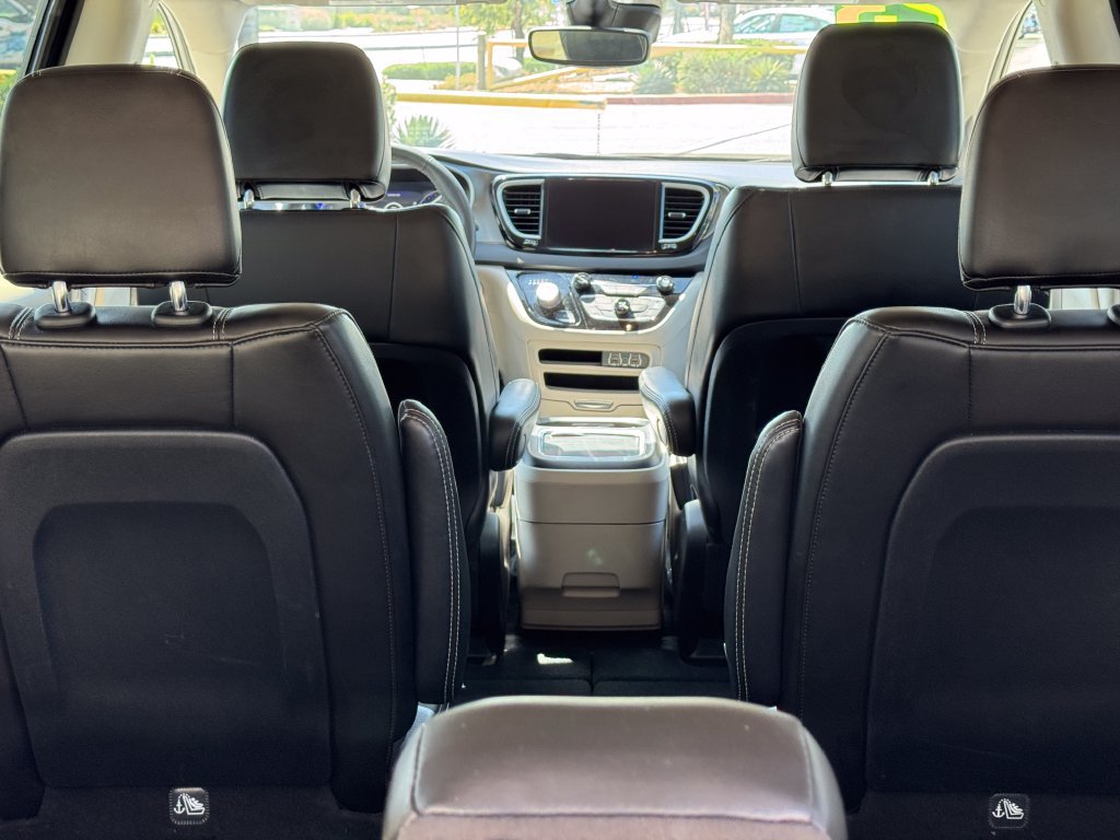 Used 2023 Chrysler Pacifica Touring-L FWD image 16
