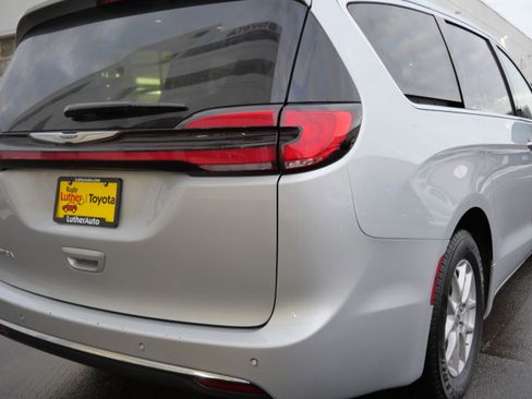 Used 2024 Chrysler Pacifica Touring-L image 17