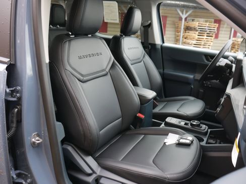 New 2025 Ford Maverick Lariat w/ Black Appearance Package image 28