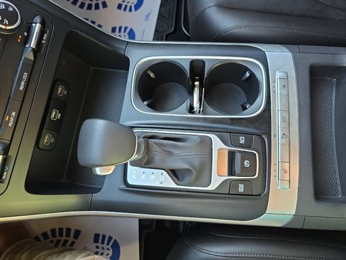 Used 2024 Kia Carnival LX image 23