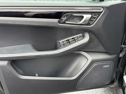 Used 2021 Porsche Macan w/ Premium Package image 23