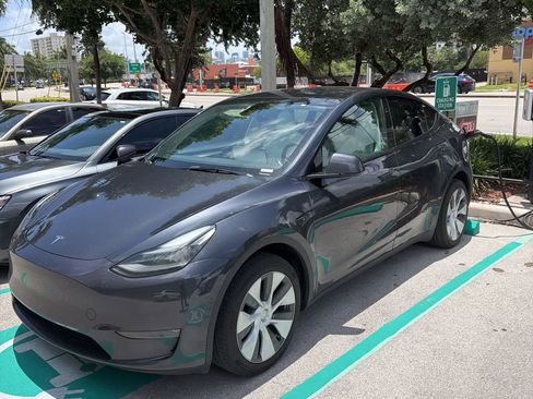 Used 2024 Tesla Model Y Long Range AWD/4WD image 1