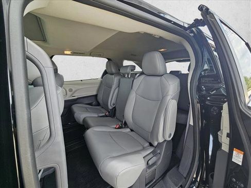 Used 2024 Toyota Sienna XLE FWD image 16