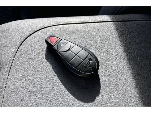 Used 2019 RAM 1500 Classic SLT w/ Luxury Group image 11