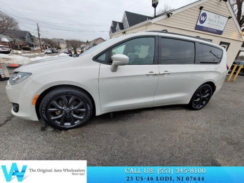 Used 2019 Chrysler Pacifica Touring-L w/ S Appearance Package image 7