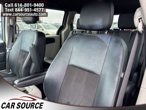 Used 2019 Dodge Grand Caravan SXT image 16
