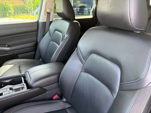 Used 2025 Nissan Pathfinder SL FWD image 13