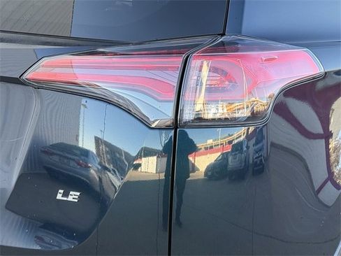 Used 2018 Toyota RAV4 LE image 6