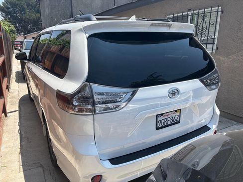 Used 2020 Toyota Sienna SE Premium image 9