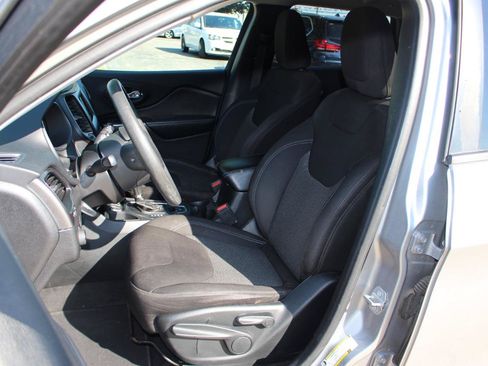 Used 2020 Jeep Cherokee Latitude FWD image 16