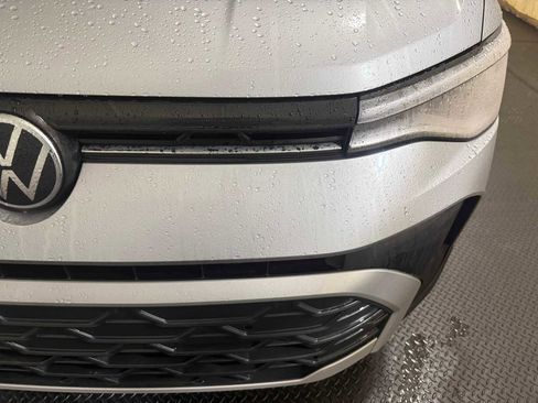 Certified 2025 Volkswagen Taos SE w/ Panoramic Sunroof Package image 5