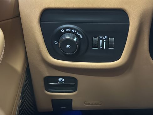 Used 2025 Jeep Grand Cherokee Summit AWD/4WD image 31