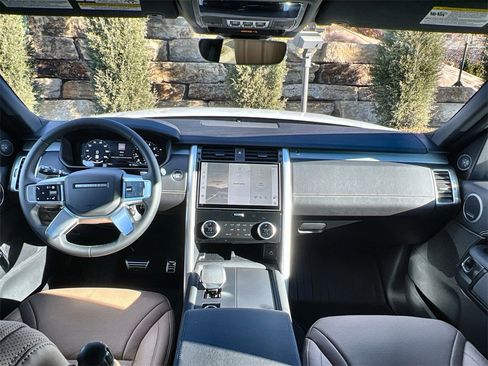 Certified 2025 Land Rover Discovery Dynamic SE image 12
