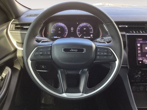 Used 2025 Jeep Grand Cherokee Altitude RWD image 18