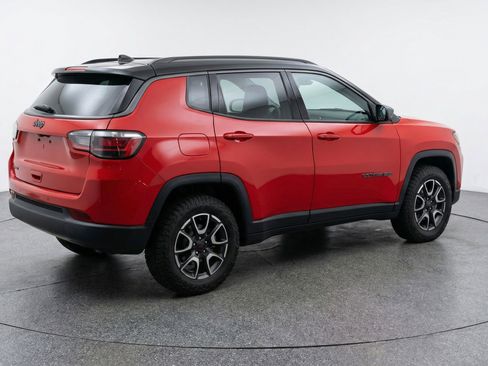 Used 2025 Jeep Compass Trailhawk image 9