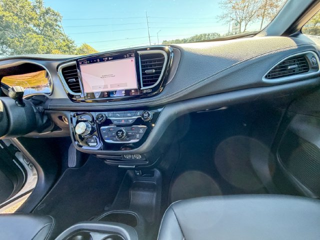 Used 2025 Chrysler Pacifica Select FWD image 16