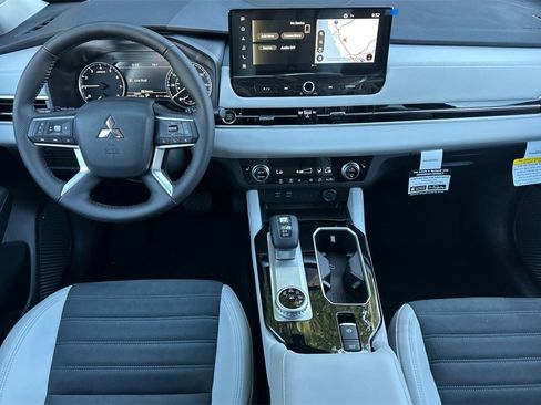 New 2025 Mitsubishi Outlander SE image 14