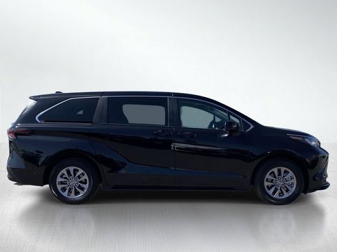Certified 2026 Toyota Sienna LE FWD image 10