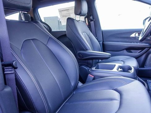 New 2026 Chrysler Pacifica Select image 6