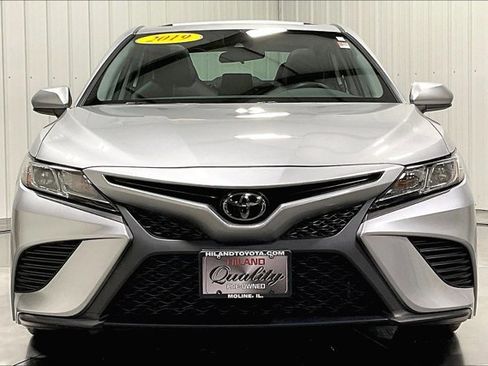 Used 2019 Toyota Camry SE image 2