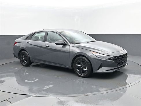 Used 2023 Hyundai Elantra SEL image 3